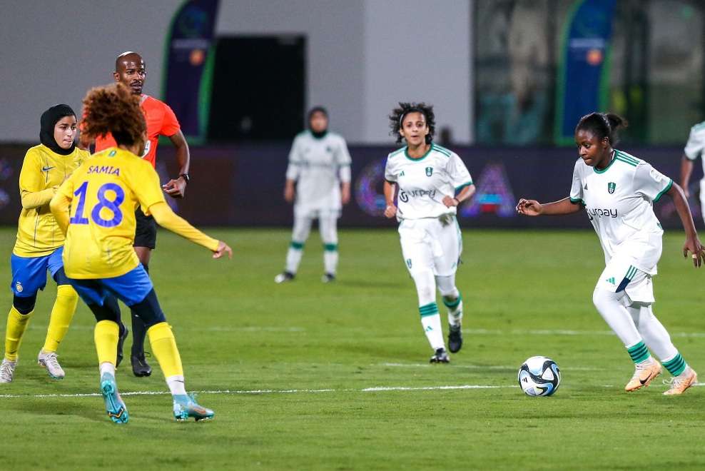 رهف المنصوري (وسط) في لقاء الأهلي والنصر