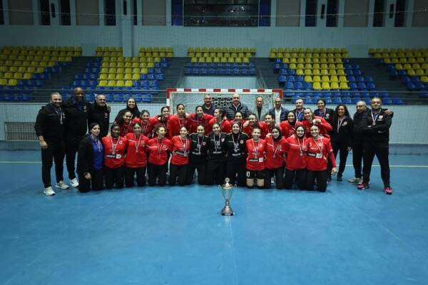 لاعبات الأهلي