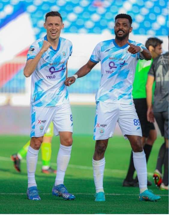 أوروش ماتيتش (يسار)