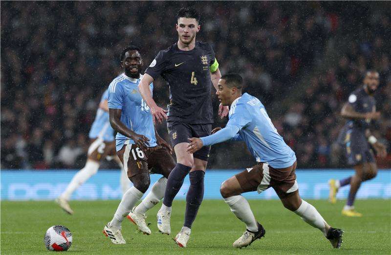 يوري تيليمانس من مواجهة إنجلترا