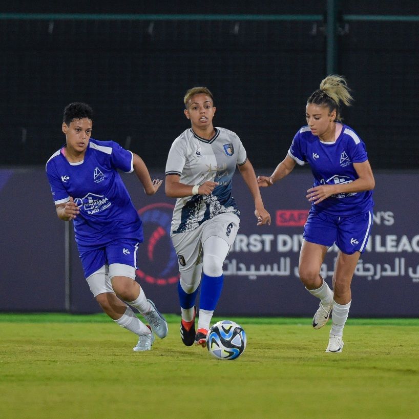 ريناد السفياني (وسط)