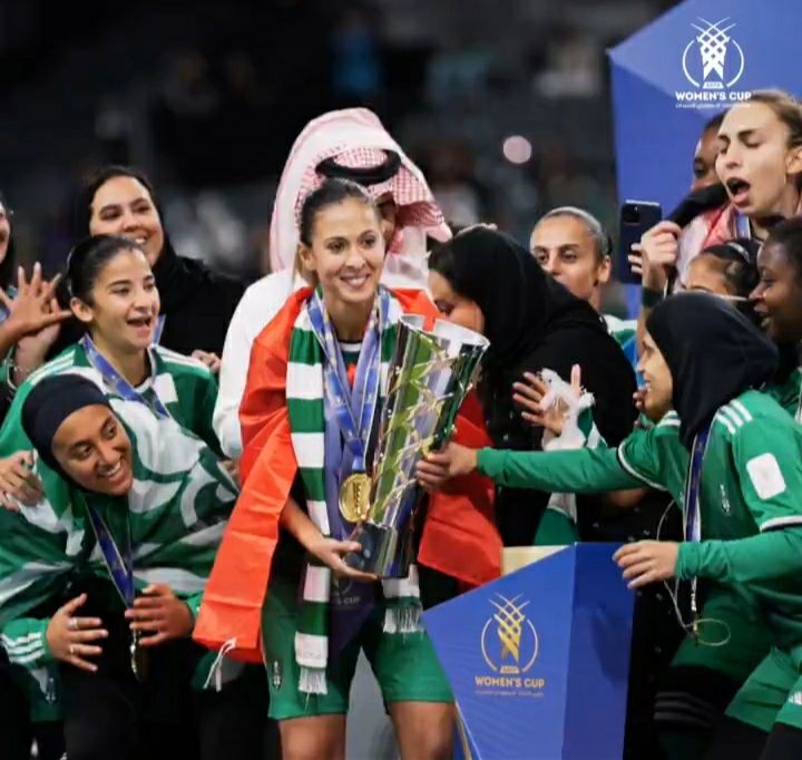 لاعبات الأهلي مع كأس الاتحاد السعودي للسيدات