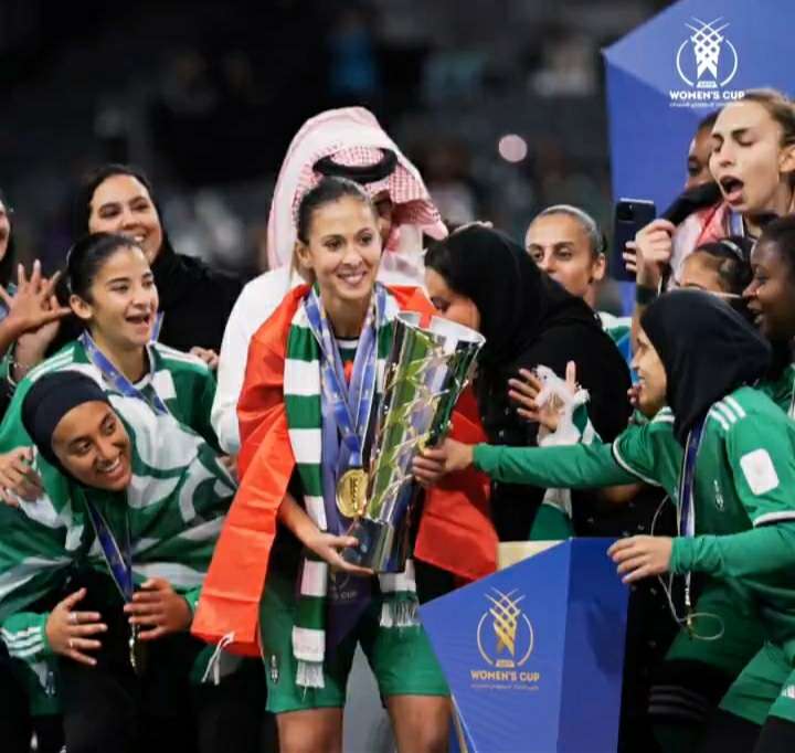 لاعبات الأهلي مع كأس الاتحاد السعودي للسيدات