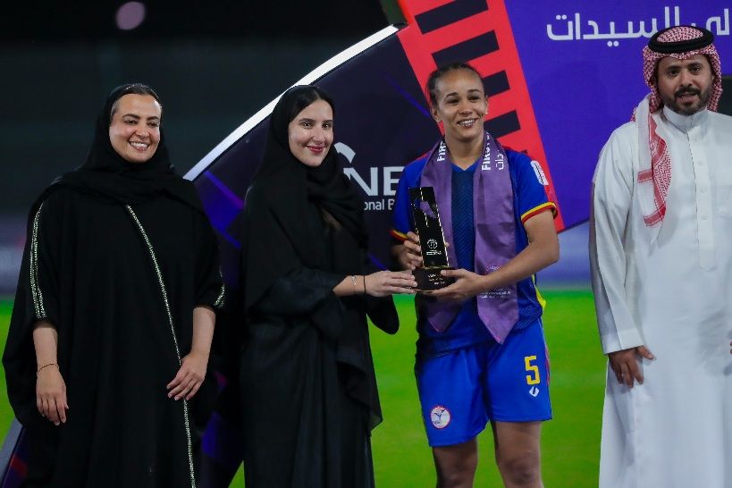 وفاء مسعود مع جائزة هدافة الدرجة الأولى