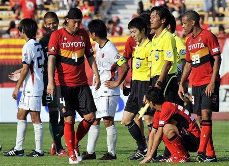 حسرة لاعبي فريق ناجويا بعد خروجهم من البطولة