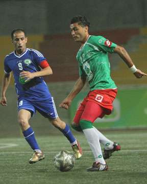 أحمد كشكش - يمين - يحاول المرور " عدسة : قدري سلامة "