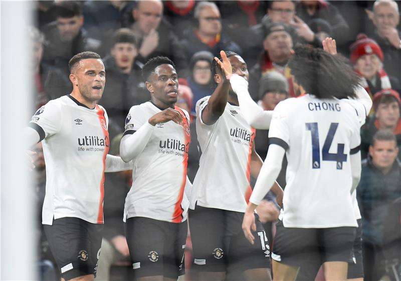 لاعبو لوتون تاون