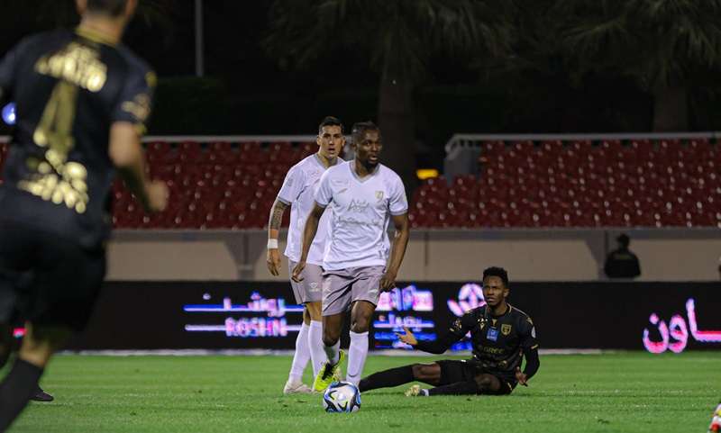 من لقاء الطائي أمام التعاون