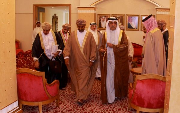 الشيخ سلمان بن ابراهيم مع علي بن مسعود السنيدي خلال استقباله بمطار البحرين الدولي 