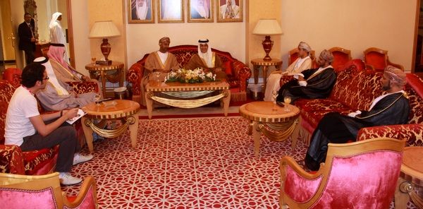 جانب من استقبال البعثة العمانية برئاسة علي بن مسعود السنيدي .. تصوير : زكي الشيخ