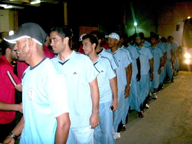لحظة وصول نجوم الرفاع لمقر نادي شباب الاردن واستقبال من رئيس النادي ولاعبين الفريق 