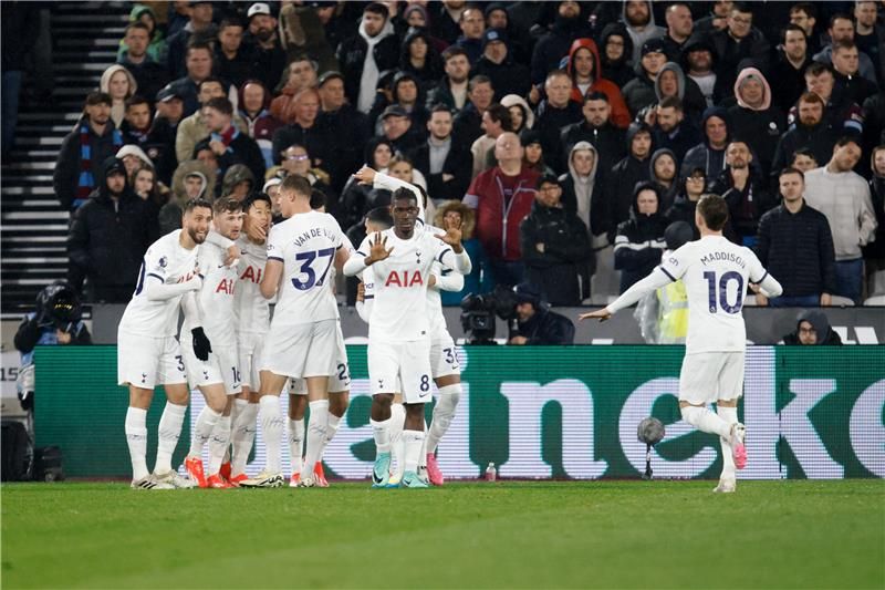 لاعبو توتنهام