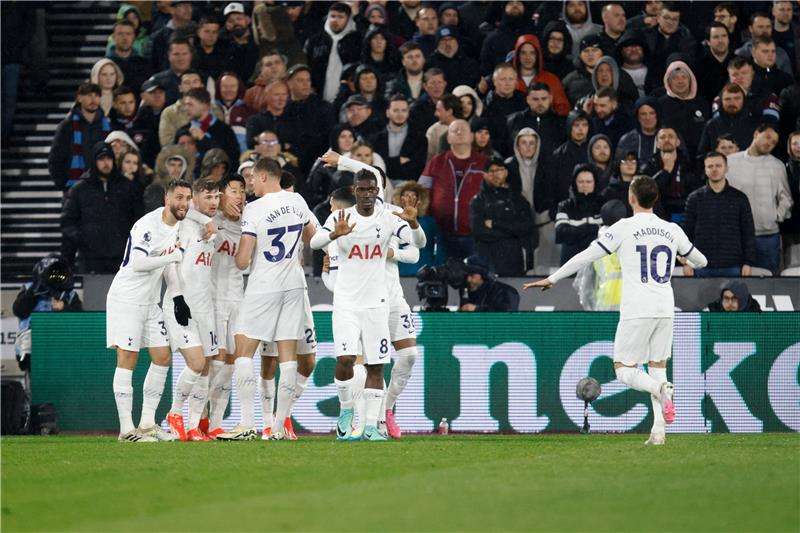 لاعبو توتنهام