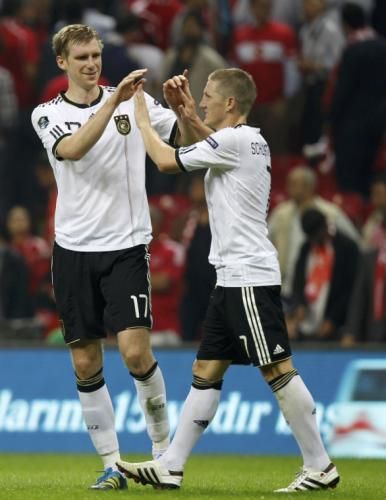 2011-10-07t202838z_01_stn131_rtridsp_3_soccer-euro_reuters