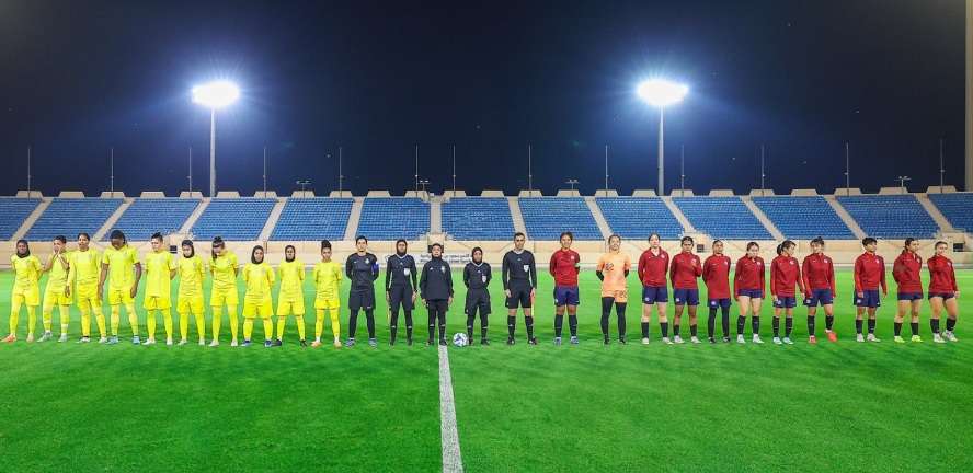 لاعبات النصر السعودي ومنتخب السنغافوري