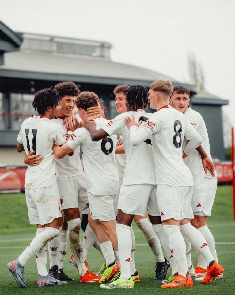 فرحة ناشئي مانشستر يونايتد