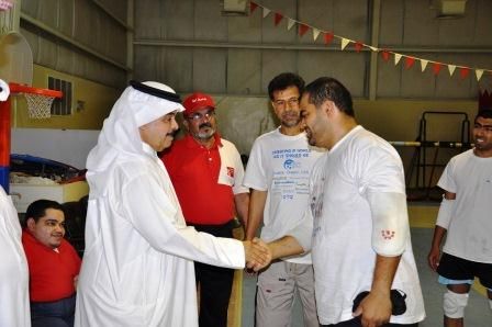 الشيخ احمد بن سلمان يصافح اللاعبين