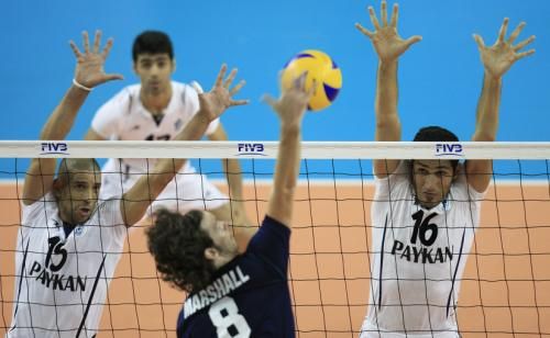 لاعبو بايكان الإيراني يستعدون للتصدي لكرة ستيف مارشال لاعب سبارتانس الكندي