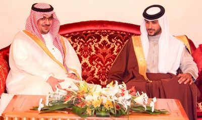 الشيخ ناصر بن حمد خلال استقبال الامير نواف بن فيصل