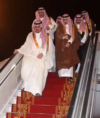 الامير نواف بن فيصل خلال نزوله على سلم الطائرة بعد وصولها إلى أرض البحرين