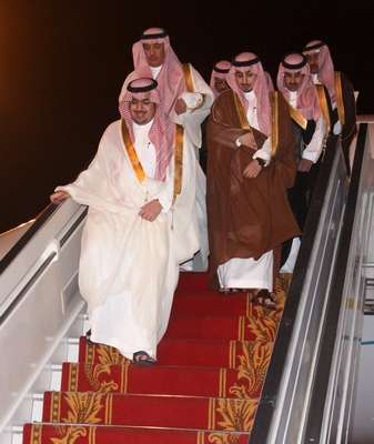 الامير نواف بن فيصل خلال نزوله على سلم الطائرة بعد وصولها إلى أرض البحرين