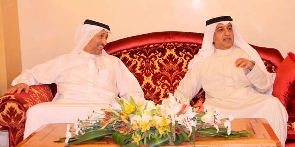 الشيخ سلمان بن إبراهيم يستقبل يوسف السركال   .. تصوير : زكي الشيخ