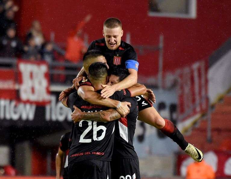 فرحة لاعبي إستوديانتيس دي لا بلاتا