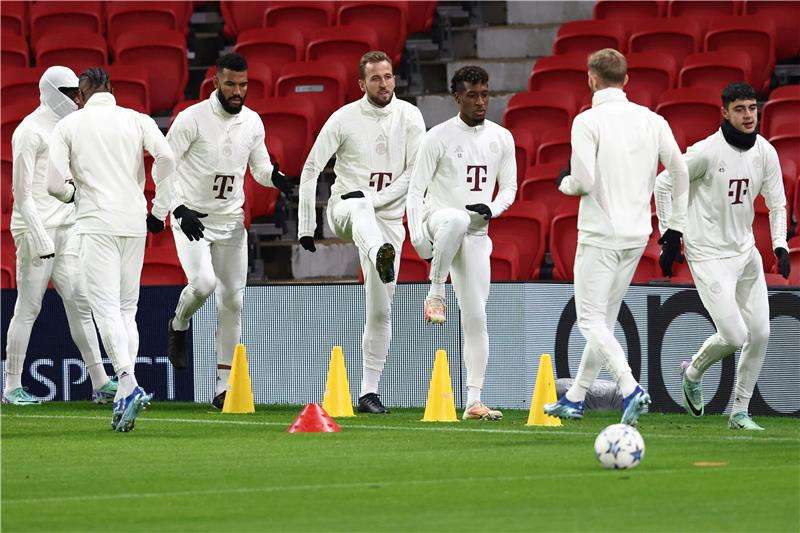 كومان (الثالث من اليمين)