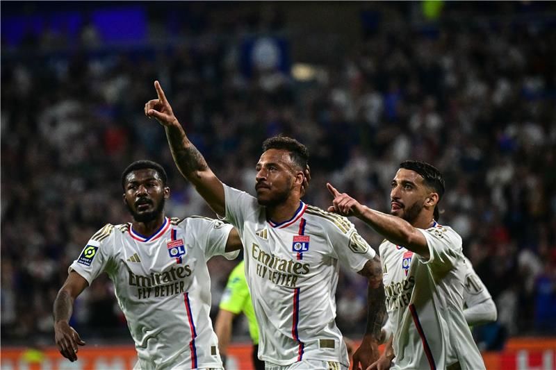 فرحة لاعبي ليون