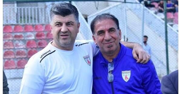 ولي كريم (يمين)