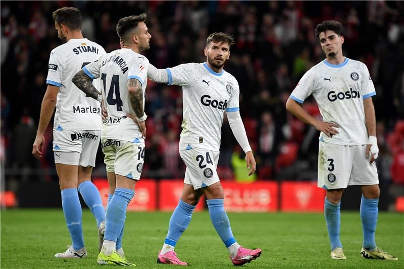 جارسيا (الثاني من اليسار)