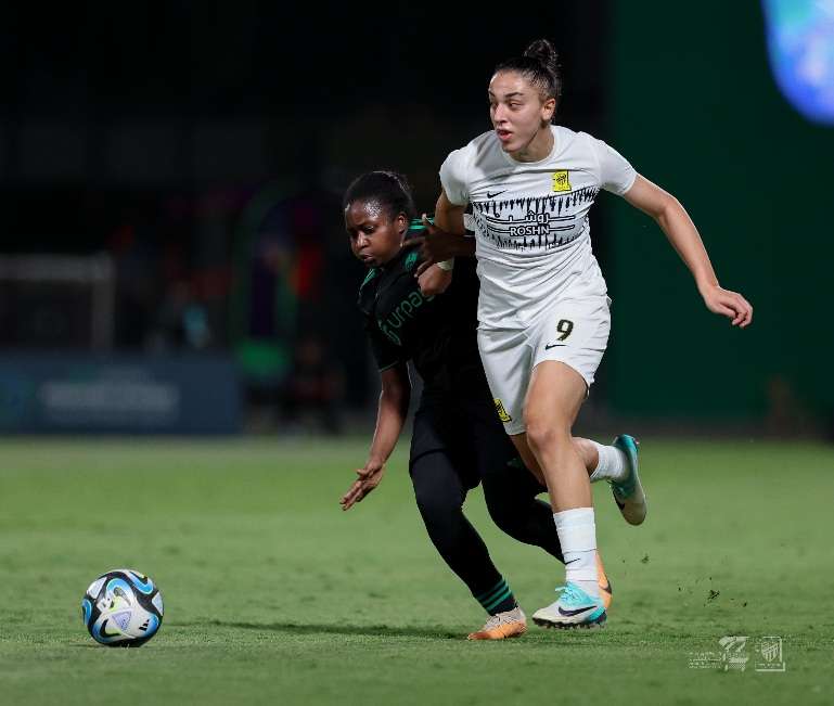 السعودية ملوك هوساوي (يسار) والسورية نور مصطفى