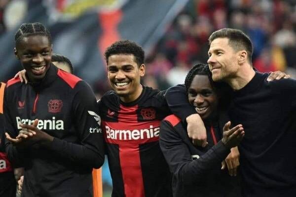 أمين عدلي (وسط) ومدربه ألونسو