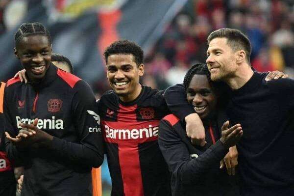 أمين عدلي (وسط) ومدربه ألونسو