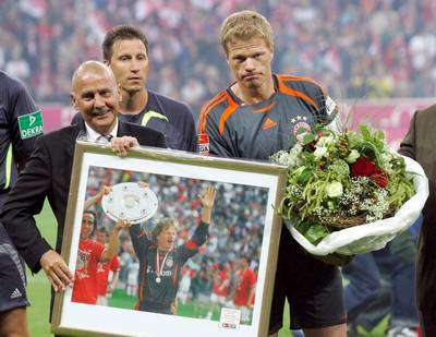 الحارس الدولي السابق اوليفر كان يتسلم الهدايا من رئيس الاتحاد الالماني لكرة القدم