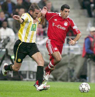 روي مكاي (الى اليمين) لاعب بايرن ميونخ في صراع على الكرة مع لاعب دورتموند ميتزيلدر