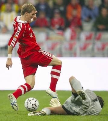 لاعب بايرن ميونخ الاماني شفاينشتايجر يتجاوز حارس مرمى بروسيا دورتموند رومان فايدينفيللير ويسجل الهدف الثاني لناديه
