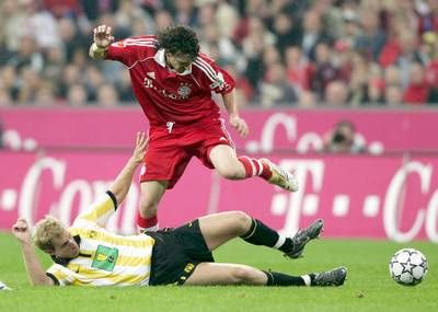 لاعب بايرن ميونخ أوين هارجرفز (اليمين) يتعرض للاعاقة من قبل مدافع بروسيا دورتموند فلوران كرينجة 