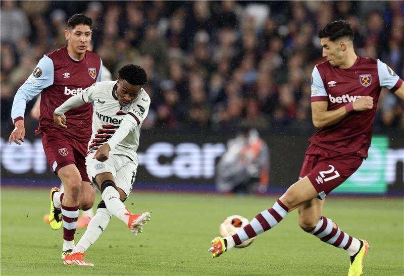 نايف أكرد (جهة اليمين)