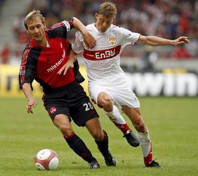 لاعب شتوتجارت توماسون (الى اليمين) ولاعب نورمبيرج دومينيك رينهاردت في صراع على الكرة