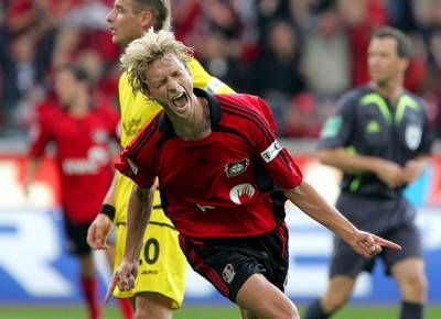 سيمون روافيس لاعب ليفركوزن يحتفل بتسجيله الهدف الثالث في مرمى نادي آخن 