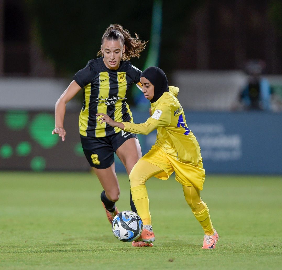 آشلي بلمبتر (يسار)