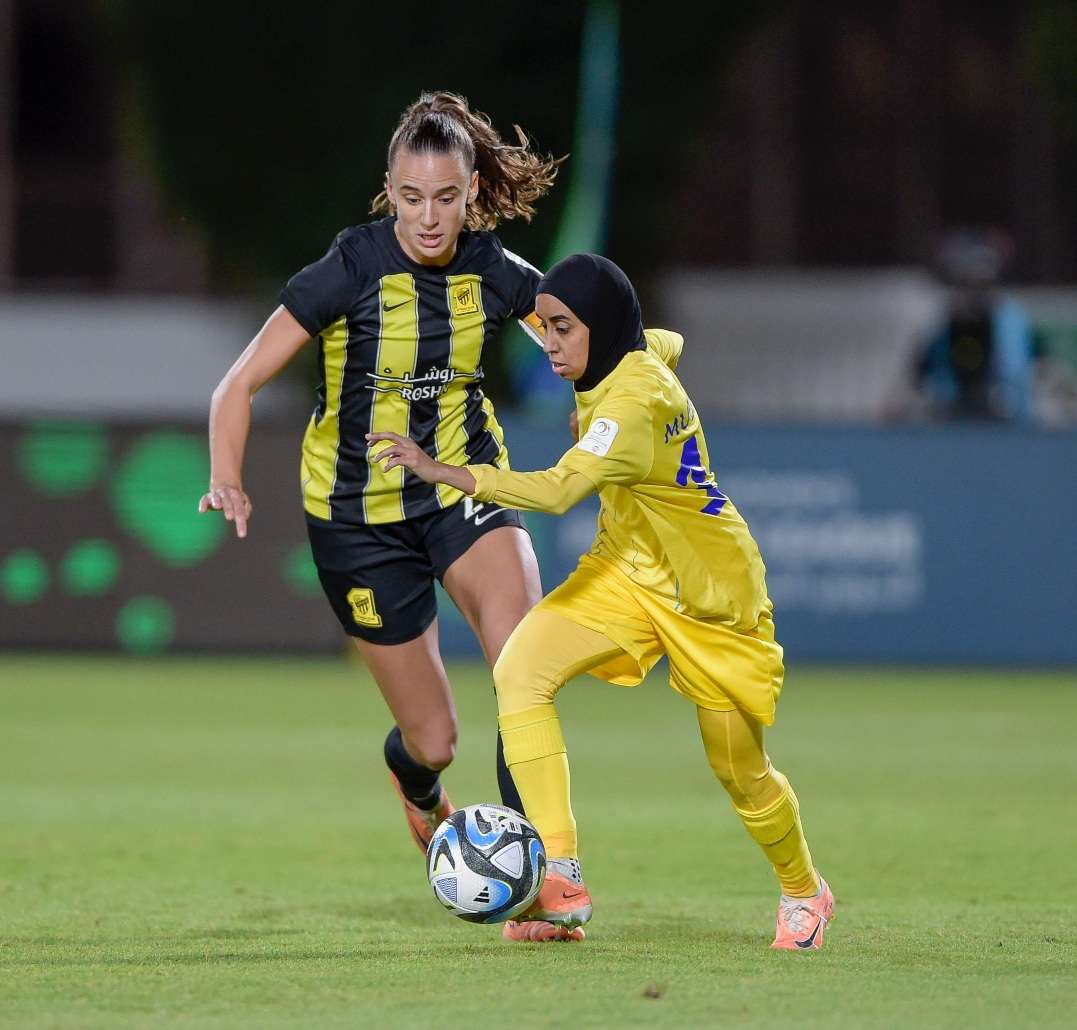 آشلي بلمبتر (يسار)