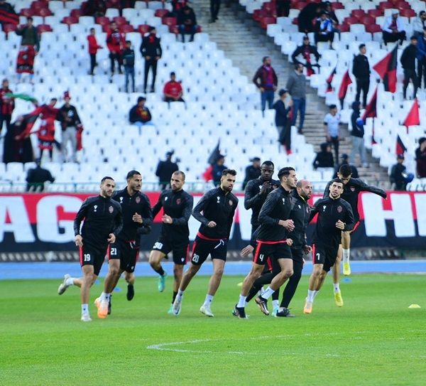 من إحماء لاعبي اتحاد العاصمة قبل المباراة الملغاة