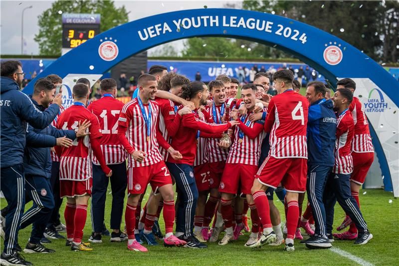 من تتويج أولمبياكوس