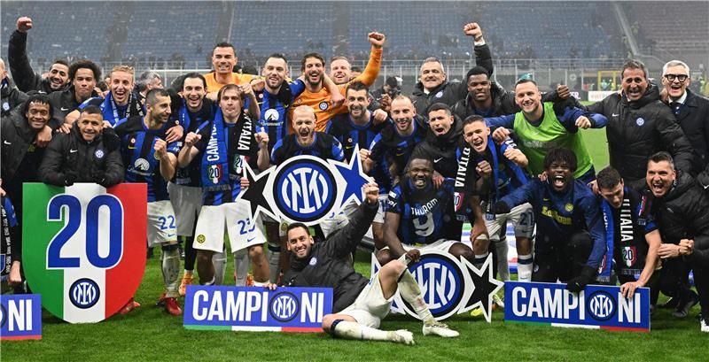 فرحة لاعبي الإنتر بالتتويج