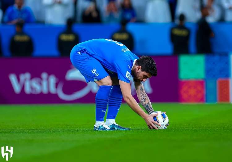 نيفيز خلال تسديد ركلة الجزاء