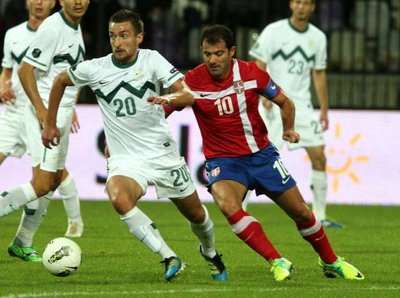 ديان ستانكوفيتش لاعب صربيا بالزي الأحمر أثناء مباراة سلوفينيا