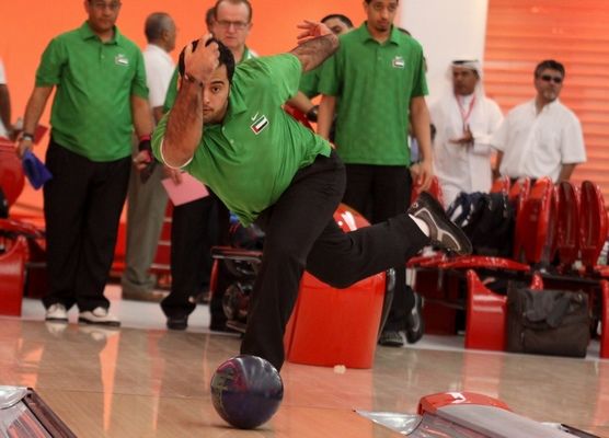البطل الإماراتي محمود العطار خلال منافسات بطولة البولينج