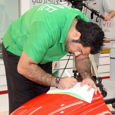 اداري منتخب الإمارات خلال تسجيل الكرات